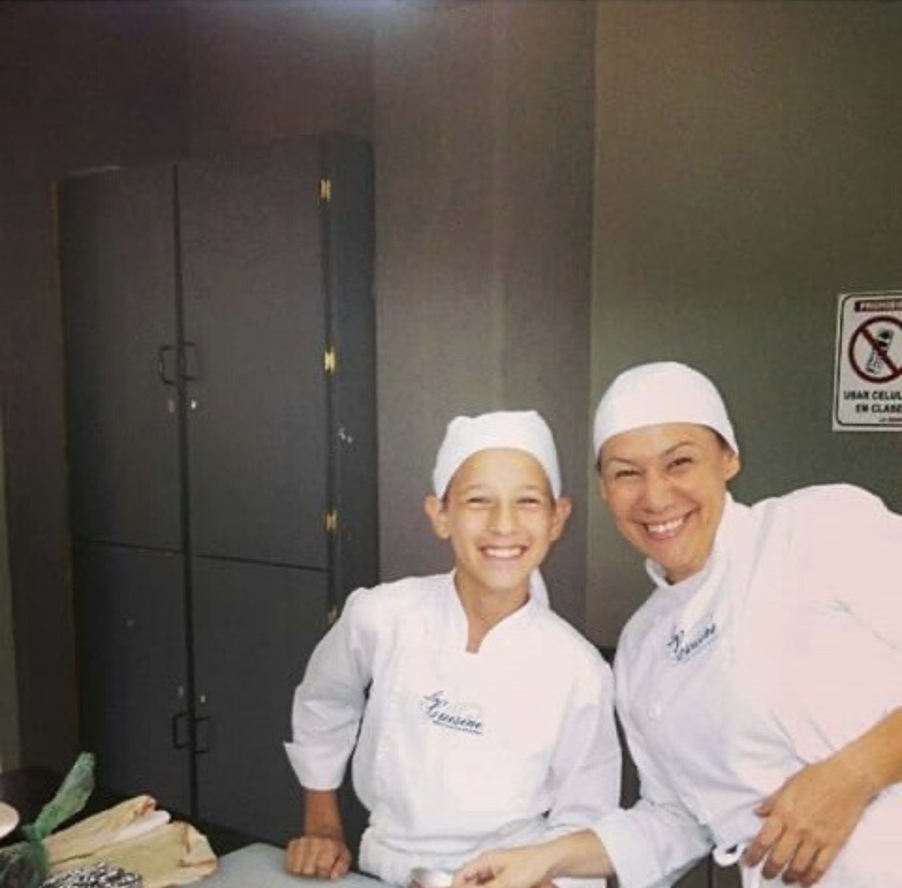 José y su mamá cocinando